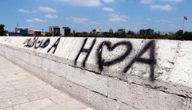 16 asırlık köprüye yine sprey boyayla yazı yazdılar