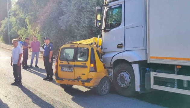 Sivas'ta kamyon ile ticari taksi çarpıştı: 4 ölü!