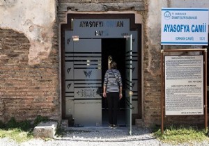 1700 yıllık Ayasofya'ya cam kapı