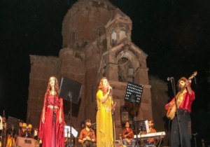 Akdamar Adası'nda çok dilli konser