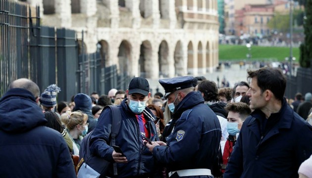 İtalya'da  maske zorunluluğu getirildi