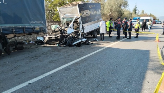 Kamyonet park halindeki TIR'a çarptı: 3 ölü