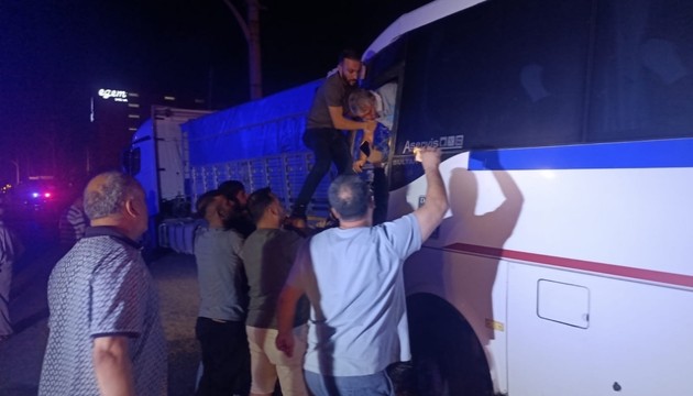İşçi servisi TIR’a çarptı: 5’i ağır, 20 yaralı