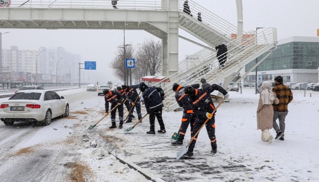 Diyarbakır'da yoğun kar yağışı hayatı durdurdu