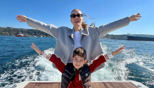 Fahriye Evcen ve Burak Özçivit çocuklarıyla Boğaz keyfinde!