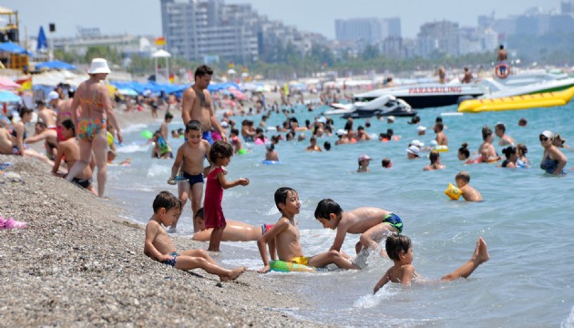 Antalya'da vatandaşlar sahile akın etti