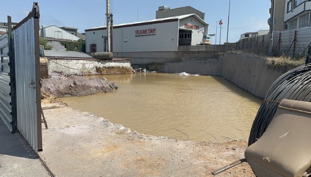 İstanbul'da su borusu patladı: Yollar göle döndü