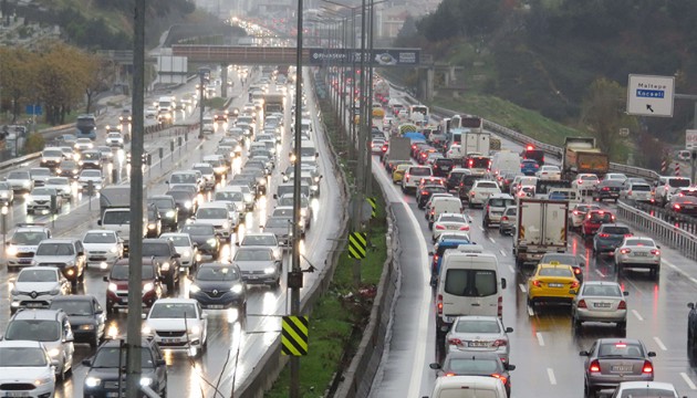 İstanbul'da sağanak sonrası trafik çileden çıkardı