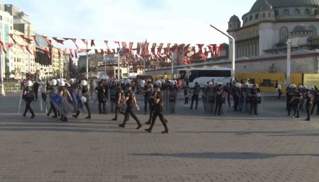 Taksim'e çıkmaya çalışan gruba polis müdahalesi