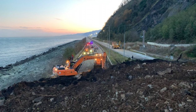 Karadeniz Sahil Yolu heyelan nedeniyle ulaşıma kapandı