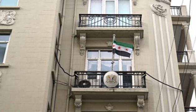 Suriye Konsolosluğu'nda bayrak değiştirildi