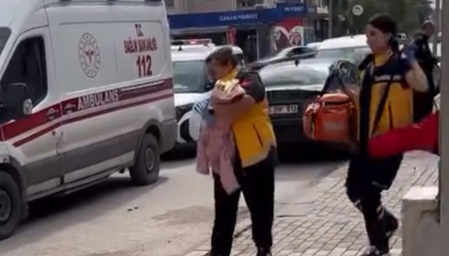 İzmir'de cami avlusunda erkek bebek bulundu