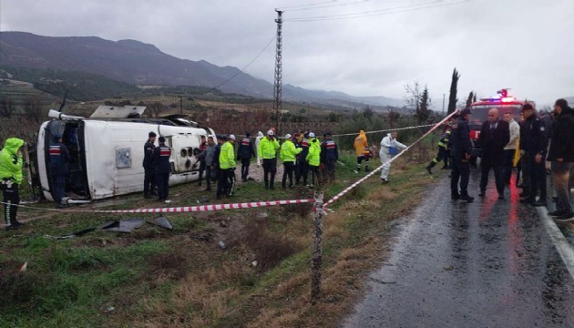 Denizli'de servis minibüsü kaza yaptı. Biri ağır 25 yaralı