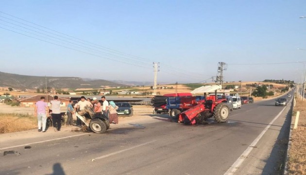 Traktör ikiye ayrıldı, 4 kişi yaralandı