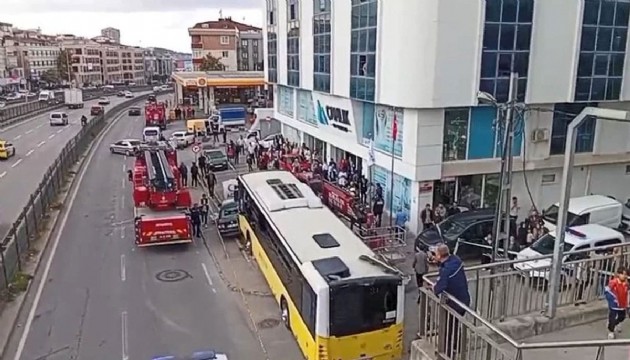 Çekmeköy'de İETT otobüsü durağa daldı