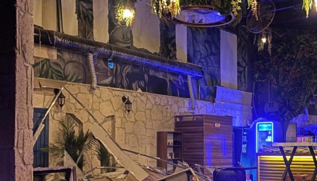 Dekor duvar çöktü, 6 kişi yaralandı