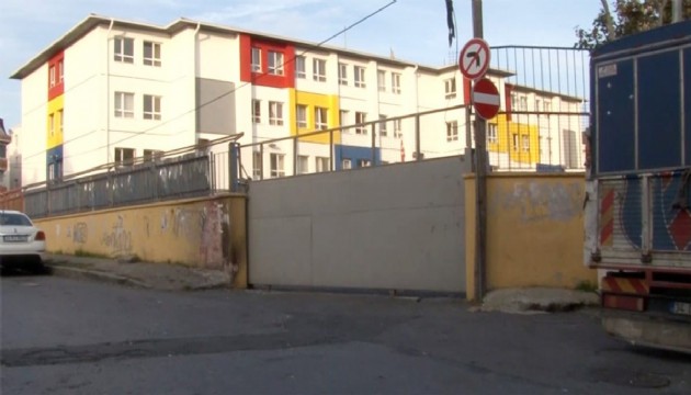 Okul kapısı üstlerine düştü! 1'i ağır 4 çocuk yaralandı