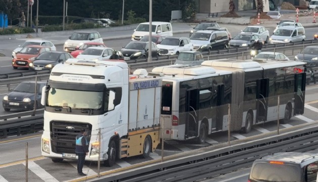 Seyir halindeki metrobüste yangın