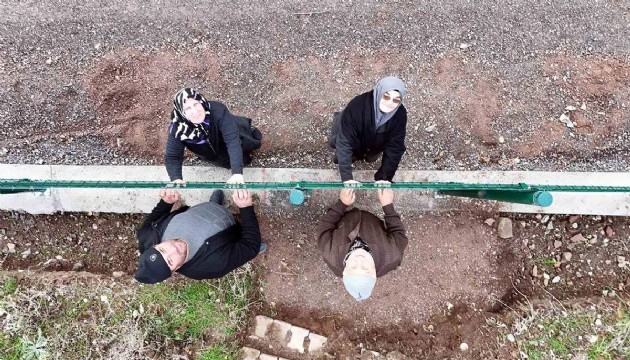 Film gibi olay! Tel örgü mahalleyi ikiye böldü!