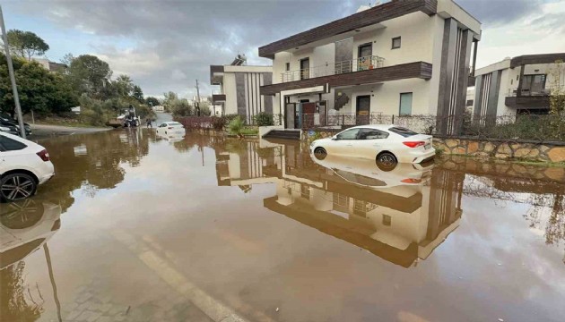 Bodrum'da ani sağanak hayatı felç etti!