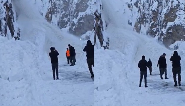 Hakkari–Van karayolunda çığ düştü!