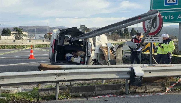 Hafif ticari araç bariyerlere saplandı! 2 ölü