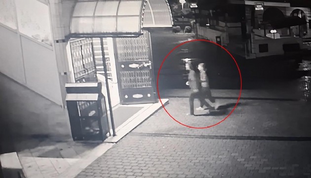 Silahlı eşinden kaçan anne ve kızı camiye sığındı