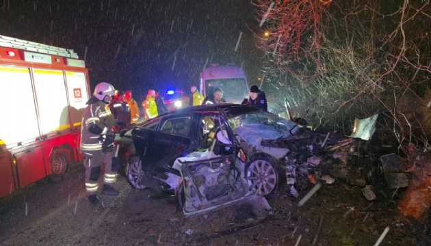 Bursa'da kontrolden çıkan araç ağaca çarptı: 2 ölü, 2 yaralı