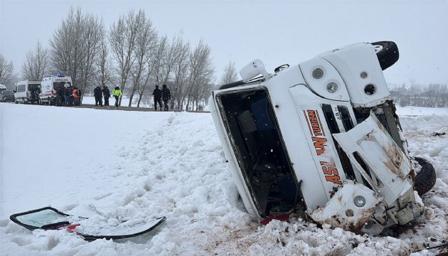 Sivas'ta öğrenci servisi şarampole devrildi!