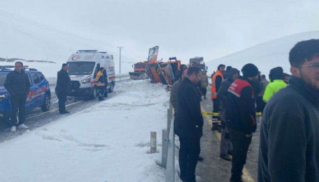 Kar küreme aracı devrildi: 2 ölü