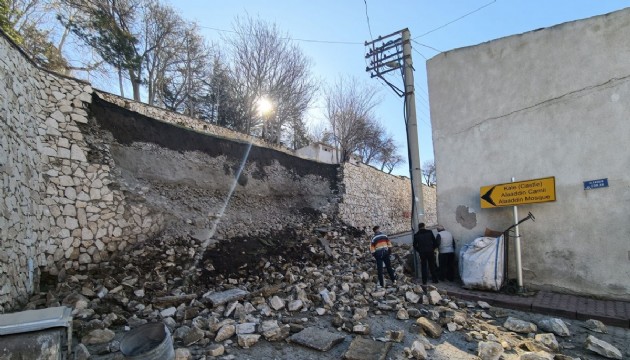 Niğde Kalesi'nin istinat duvarı çöktü