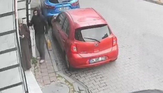 Sokaktaki kadının elindeki telefon çalındı!