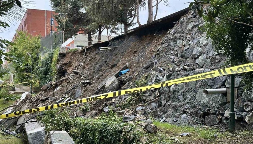 Beşiktaş'ta lisenin istinat duvarı çöktü