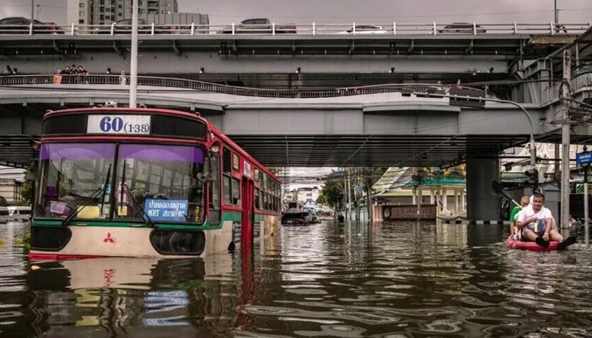Tayland'daki sellerde bilanço ağırlaşıyor