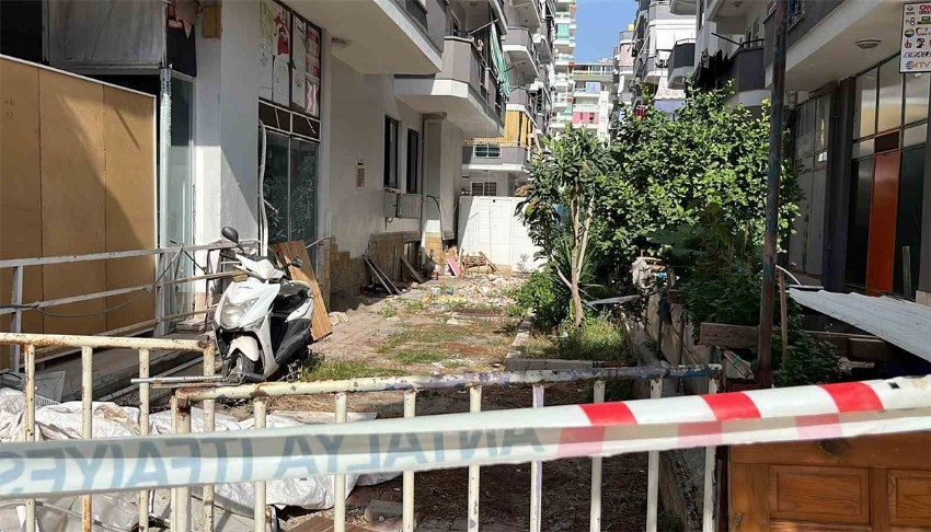 Kız kardeşini balkondan attığı öne sürülen kişi intihar etti