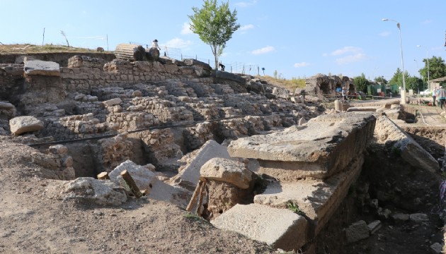 Aizanoi Antik Kenti'nde 1800 yıllık dört dükkan ortaya çıkarıldı