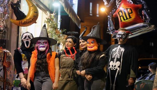 Tahran'da Cadılar Bayramı hazırlıkları