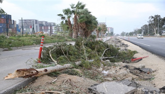 Hatay'da şiddetli fırtına hayatı felç etti