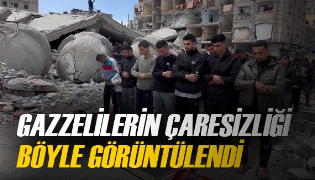 Gazzeliler cuma namazını yıkılan caminin enkazı üzerinde kıldı