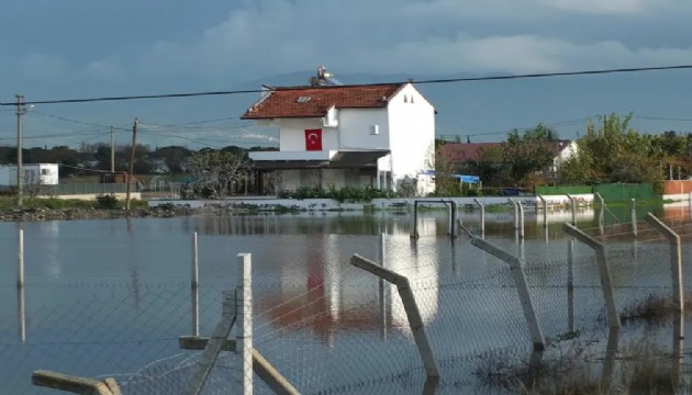 Balıkesir'de yazlıkları su bastı