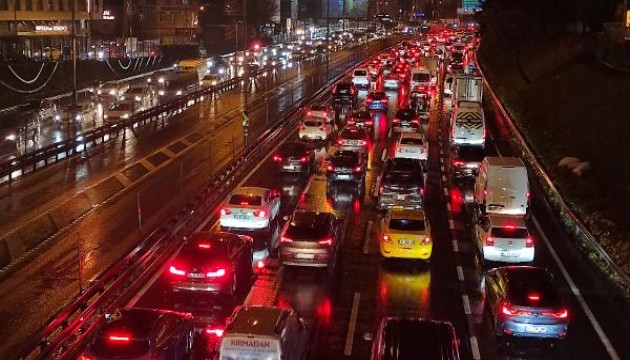 İstanbul'da trafik korkunç boyutta!