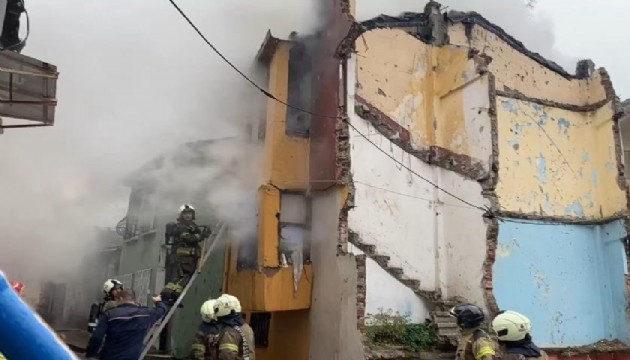 İstanbul'da 3 katlı binada yangın: 1 ölü