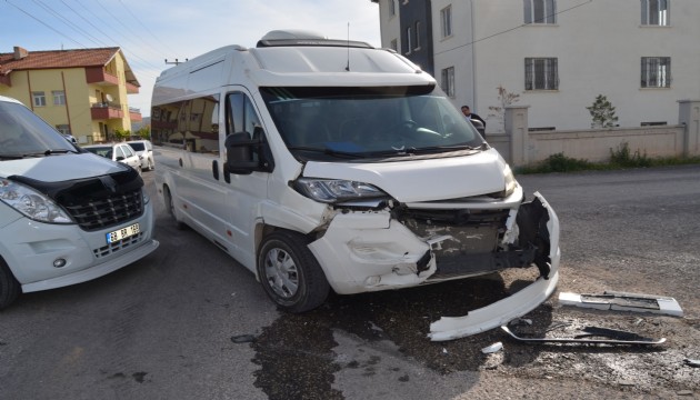 Öğrenci servisi ile TIR çarpıştı: 11 yaralı