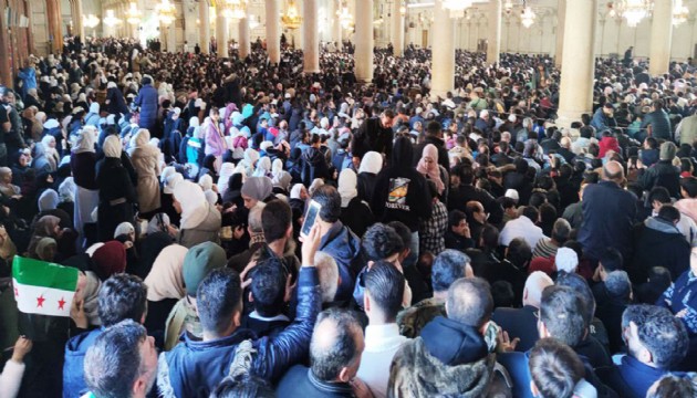 Şam Emevi Camii'nde izdiham