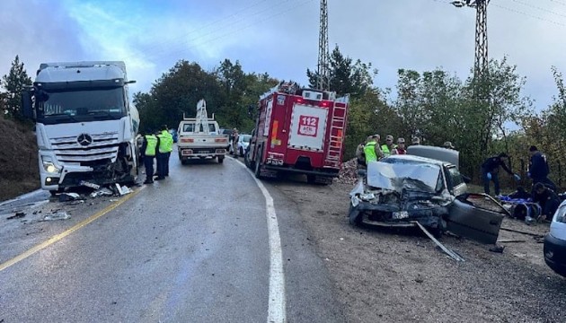 Sis facia getirdi: 3 ölü, 3 yaralı