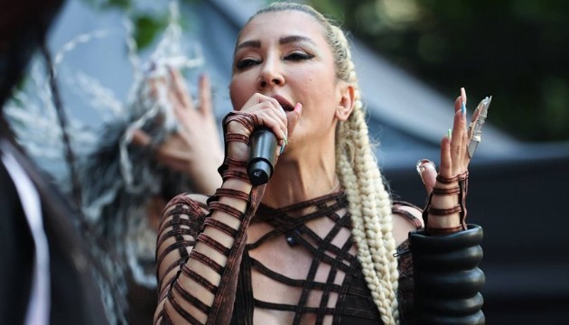 Hande Yener yine adından söz ettirdi!