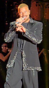 Ricky Martin eline kına yaktırdı