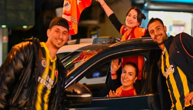 Bir grup Fenerbahçe taraftarı Galatasaray'ın şampiyonluğunu kutladı