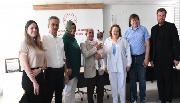 Annesinin tuvalete bıraktığı bebek görevlilere teslim edildi