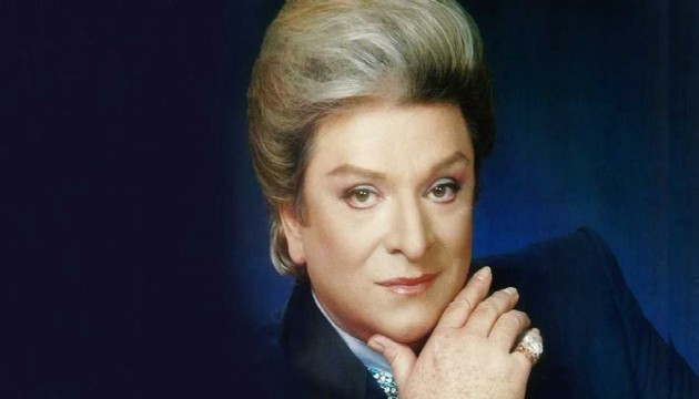 Zeki Müren'i sevenleri mezarı başında andı